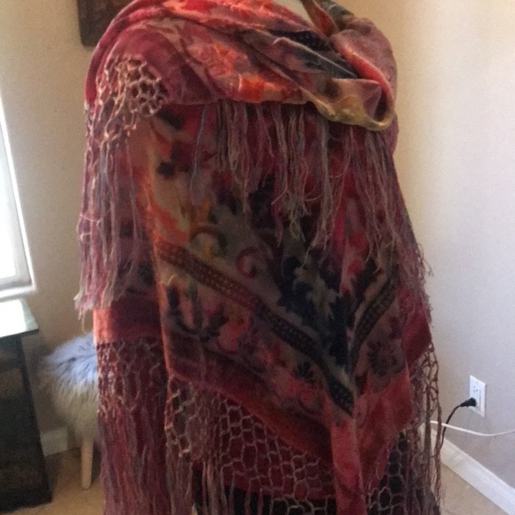 Rayon silk floral Soho handembroided shawl. - Picture 8 of 11